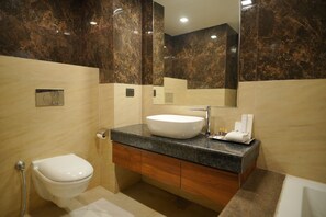 Suite Room with bathtub | Badezimmer | Dusche, Designer-Toilettenartikel, Hausschuhe, Handtücher
