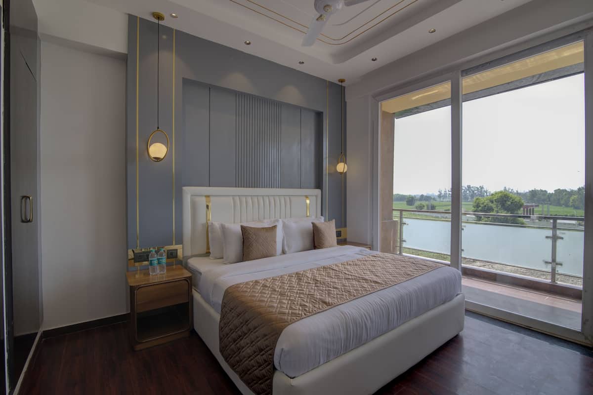 Suite Room with bathtub | 可動式ベッド、WiFi (無料)、ベッドシーツ