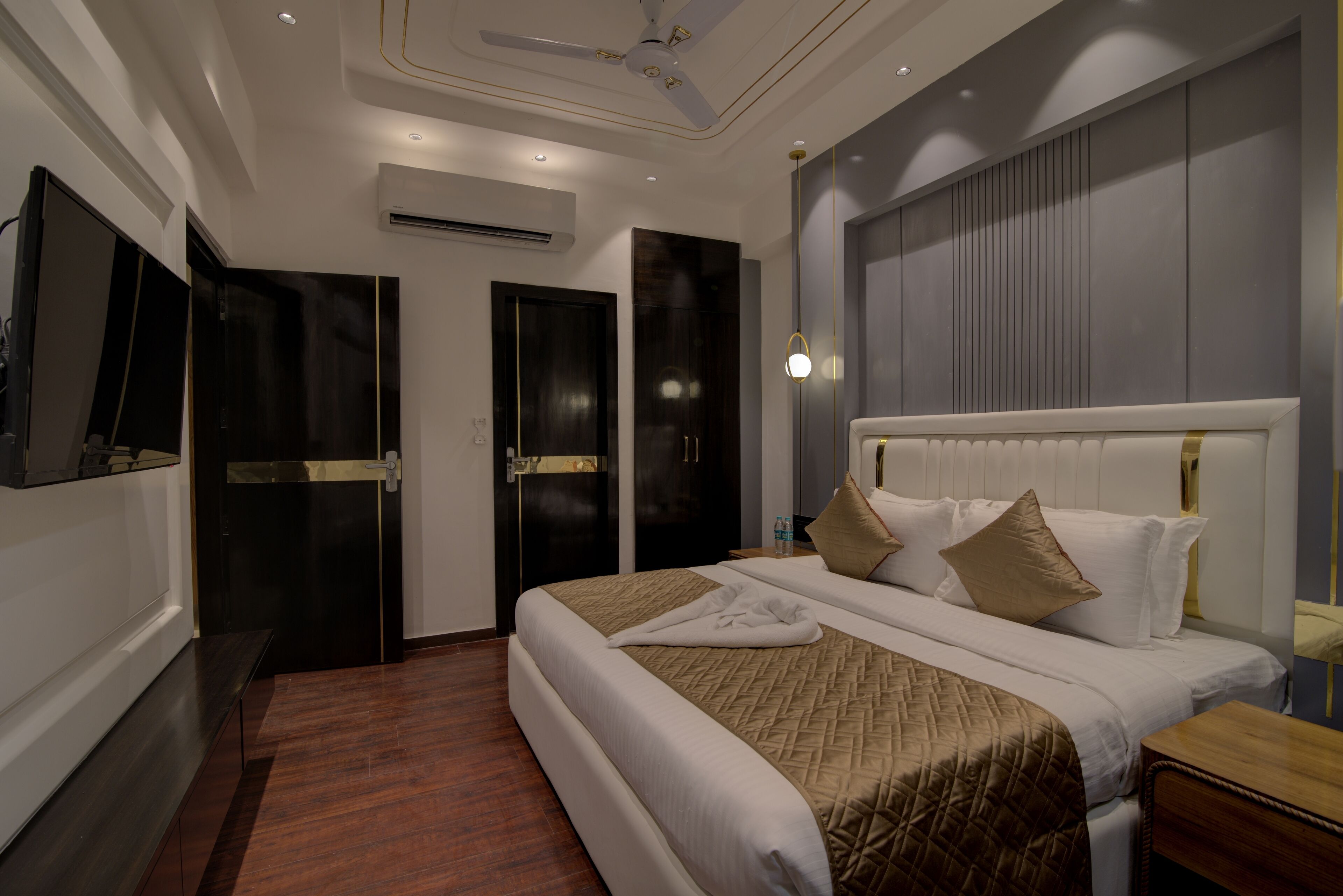 Suite Room with bathtub | Rollaway beds, free WiFi, bed sheets, wheelchair access