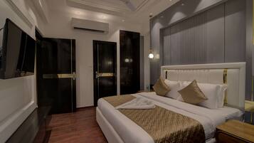 Suite Room with bathtub | Rollaway beds, free WiFi, bed sheets, wheelchair access