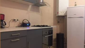 Een koelkast, een microgolfoven, een oven, een kookplaat