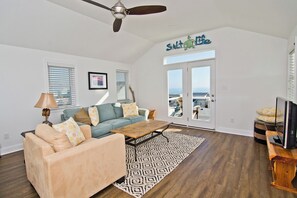 Fernseher, Kamin, DVD-Player, Stereoanlage