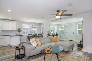 TV - Heated Pool- Deeded Beach Access- 3BR Beach Paradise Getaway (Fort Myers Beach)