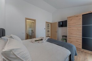 3 quartos, ferros/tábuas de passar roupa, Wi-Fi, roupa de cama