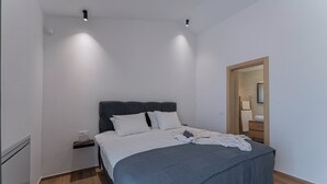 Ein Schlafzimmer mit einem Bett, einem Nachttisch und Holzboden.