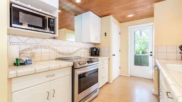 Apartment, 3 Schlafzimmer | Eigene Küche | Kühlschrank, Ofen, Wasserkocher mit Kaffee-/Teezubehör, Toaster