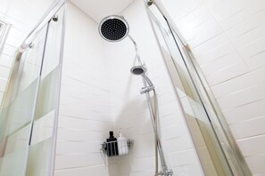 Doccia, asciugacapelli, asciugamani, sapone