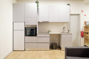 Kühlschrank, Ofen, Herdplatte, Wasserkocher