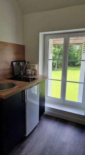 Fridge, stovetop, coffee/tea maker, electric kettle