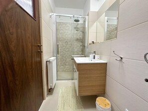 Shower, hair dryer, towels, soap - Cozy apartments set in the Old Town district of Brasov. (Brașov)