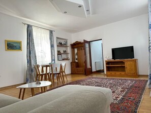 Living area - Cozy apartments set in the Old Town district of Brasov. (Brașov)