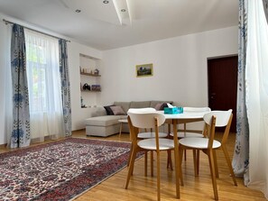 Dining - Cozy apartments set in the Old Town district of Brasov. (Brașov)