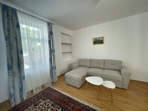 Living area - Cozy apartments set in the Old Town district of Brasov. (Brașov)