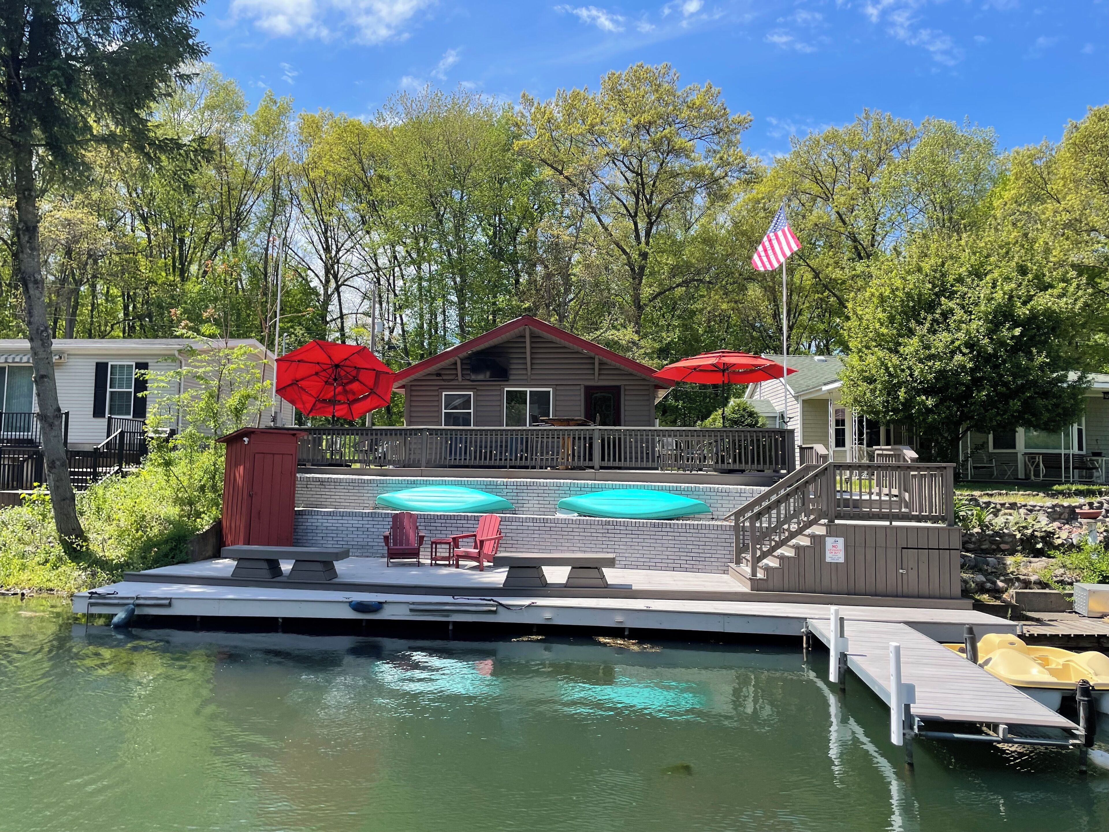 PONTOON INCLUDED 6/14-8/11-MI Getaway! 3 Bed/2 Bath Waterfront Home on Magician 