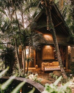 Longhouse | มินิบาร์, ตู้นิรภัยในห้องพัก, ห้องพักตกแต่งอย่างมีเอกลักษณ์