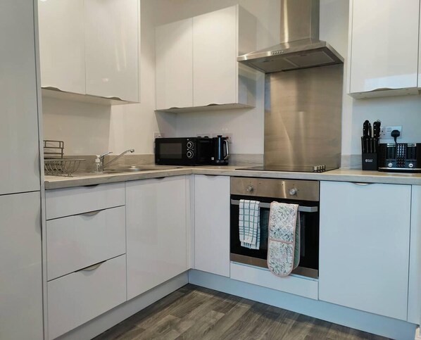 Apartamento | Cozinha privada | Geladeira, micro-ondas, fogão, cooktop