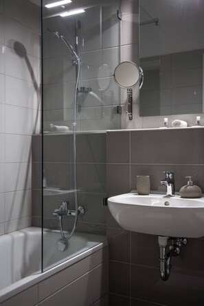 Haartrockner, Handtücher, Seife, Shampoo