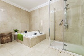 Een bad, een bidet, handdoeken