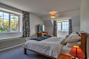 5 bedrooms, iron/ironing board, free WiFi, bed sheets