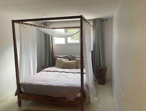 4 bedrooms, iron/ironing board, free WiFi, bed sheets