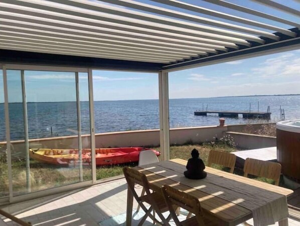 Outdoor dining - Nouveau :villa Avec spa sur L'étang de L'or (Pérols)