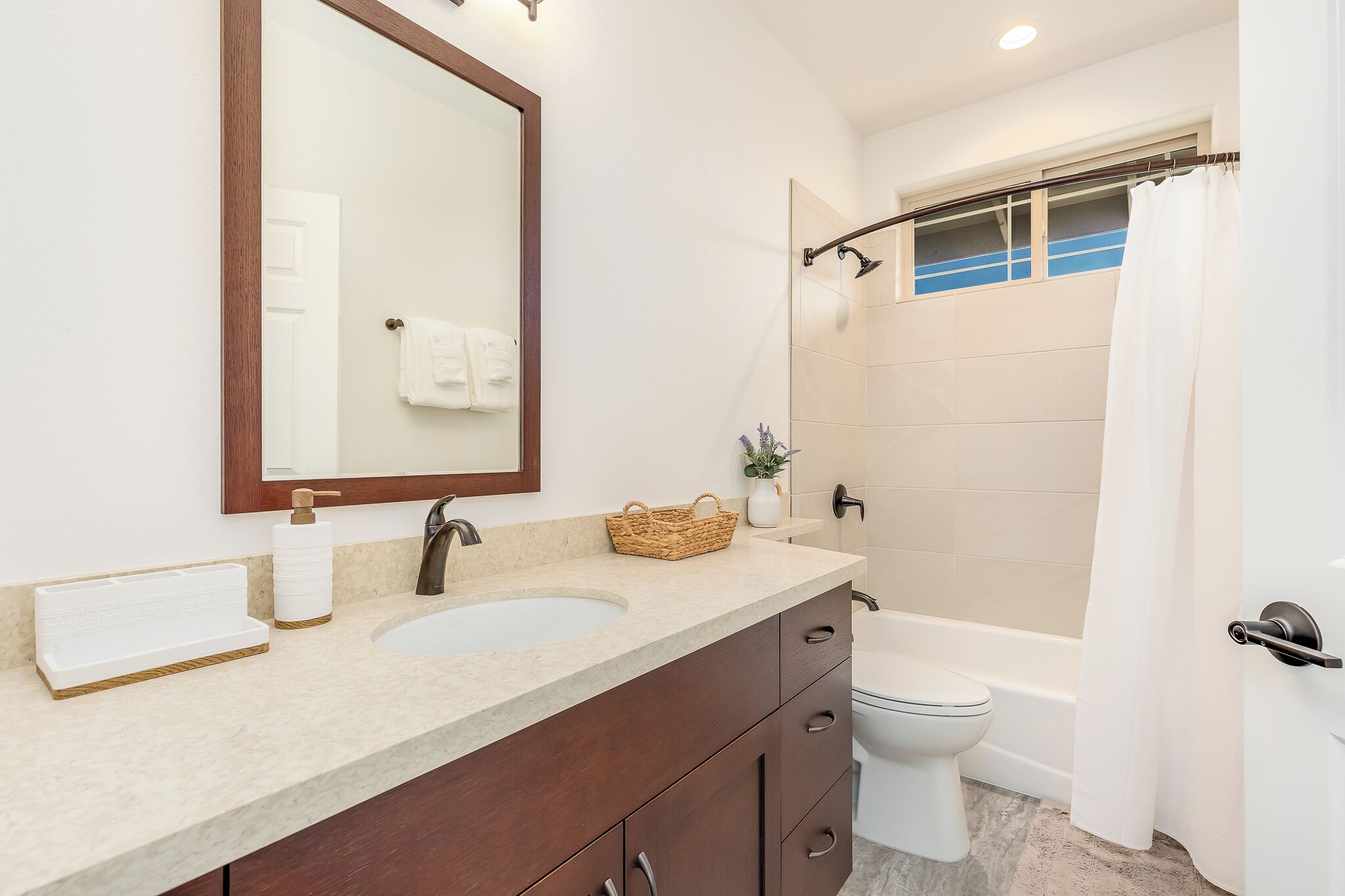 Combined shower/tub, hair dryer, towels