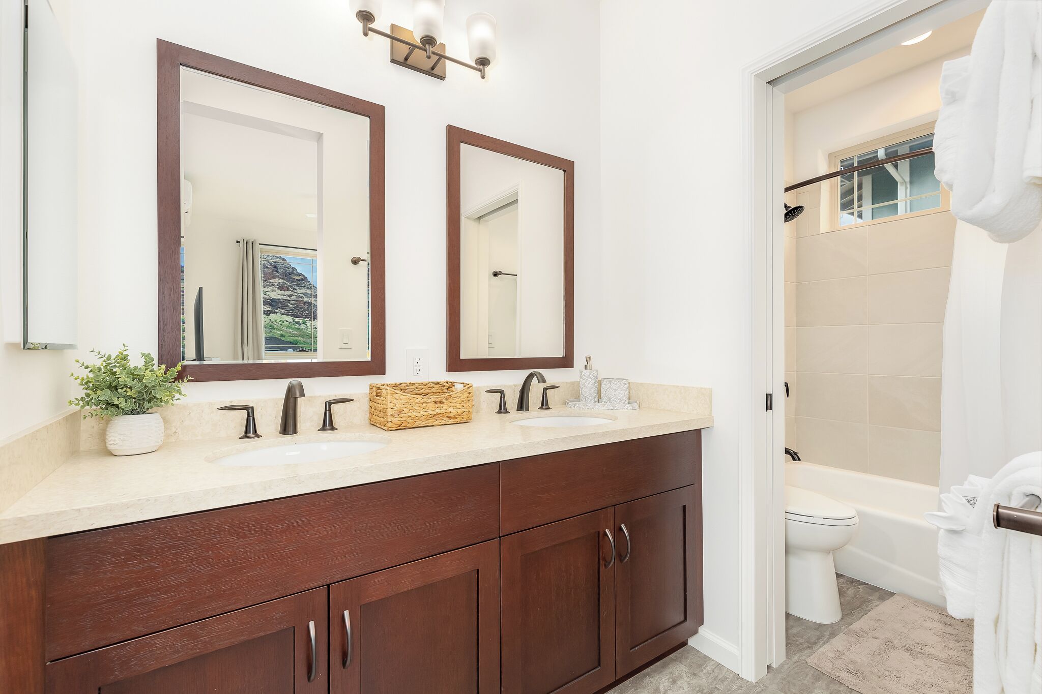 Combined shower/tub, hair dryer, towels