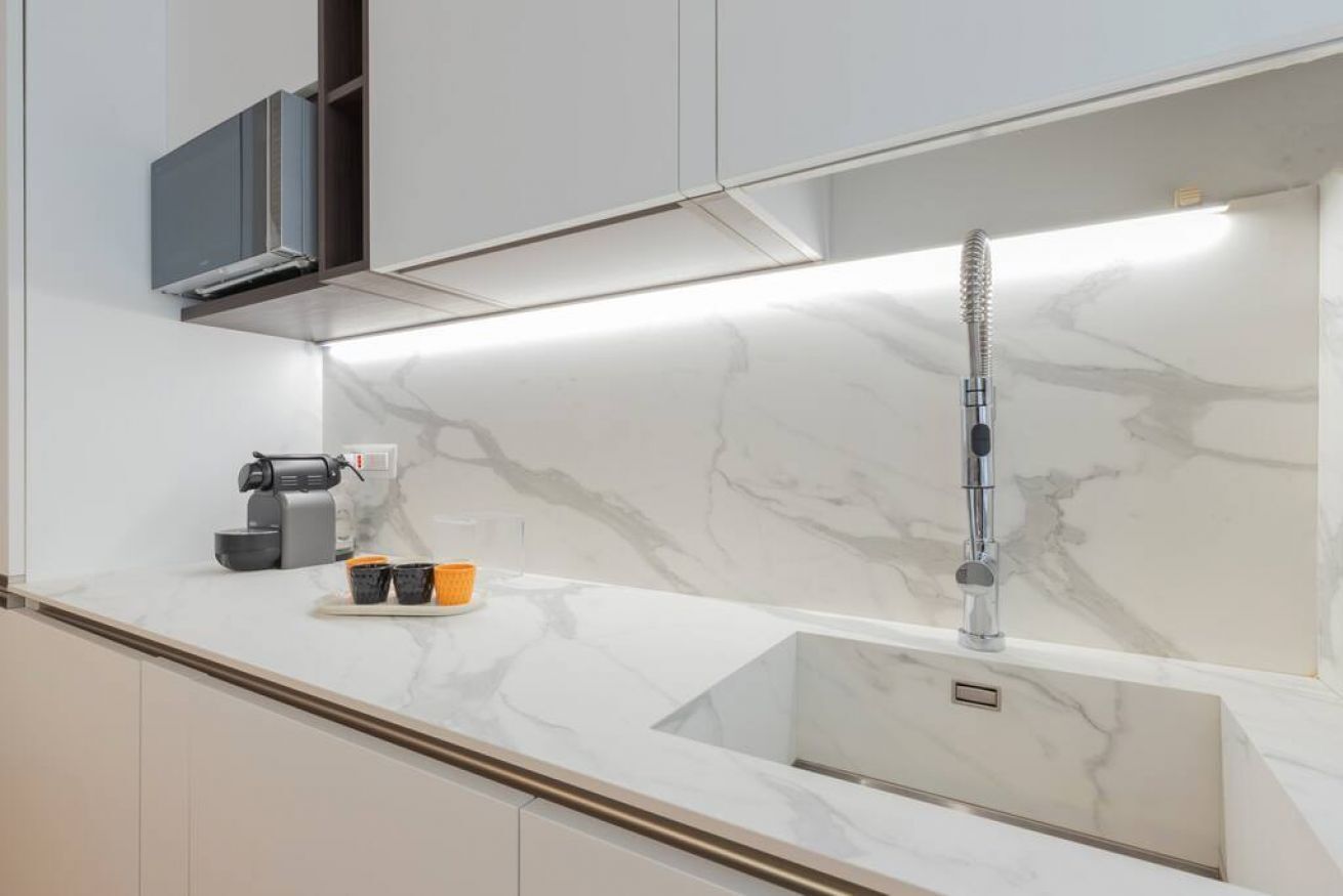 Kühlschrank, Mikrowelle, Ofen, Herdplatte