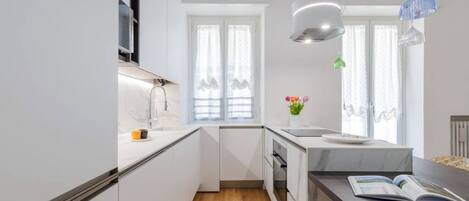 雪櫃、微波爐、焗爐、爐具