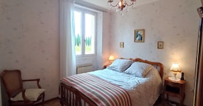 3 chambres, fer et planche à repasser, lit de bébé portatif