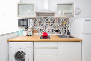 Refrigerador, microondas, cafetera y tetera y tetera eléctrica 