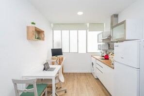 Kühlschrank, Mikrowelle, Wasserkocher mit Kaffee-/Teezubehör