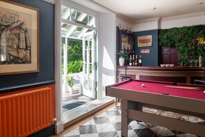 Bar (on property) - Elegant Country House in Laugharne — Cinema, Bar & Gardens (Laugharne)