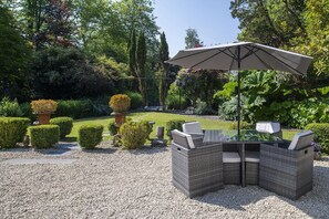 Outdoor dining - Elegant Country House in Laugharne — Cinema, Bar & Gardens (Laugharne)