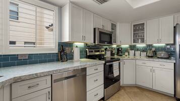 Refrigerador, microondas, horno y parrilla de estufa