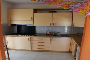 Frigorífico, horno, placa de cocina y tostadora