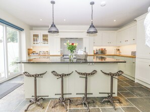 Lemari es, mesin pencuci piring, ketel listrik, dan pemanggang roti