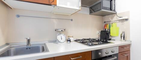 Kylskåp, mikrovågsugn, ugn och spishäll