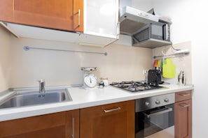 Geladeira, micro-ondas, fogão, cooktop