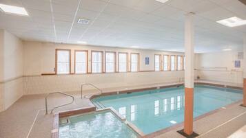 Una piscina techada, una piscina al aire libre