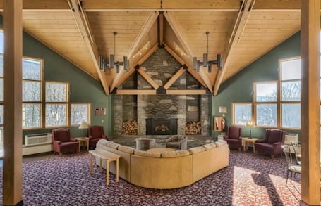 内装. Condo with loft near Loon mountain with pool/jacuzzi & free shuttle!