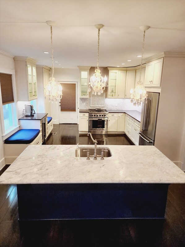 ثلاجة، ميكروويف، فرن، موقد طهي مسطح