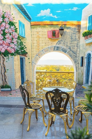 Cafe. GOLDEN HOTEL 2