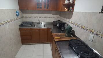 Geladeira, micro-ondas, cooktop, cafeteira/chaleira