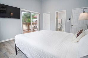 3 bedrooms, iron/ironing board, WiFi, bed sheets - Charming 3BR/2BA Gem Close to Downtown/ Riverwalk (San Antonio)