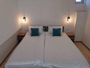 1 slaapkamer, een bureau, geluiddichte muren