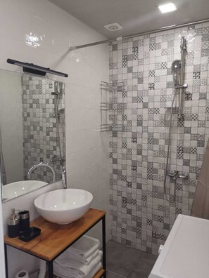 Dusche, Haartrockner, Handtücher, Seife