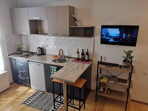 Kühlschrank, Herdplatte, Wasserkocher, Kochgeschirr/Geschirr/Besteck