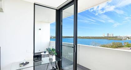 Unbeatable Water View Hidden GEM Apartment