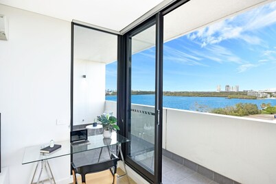 Unbeatable Water View Hidden GEM Apartment